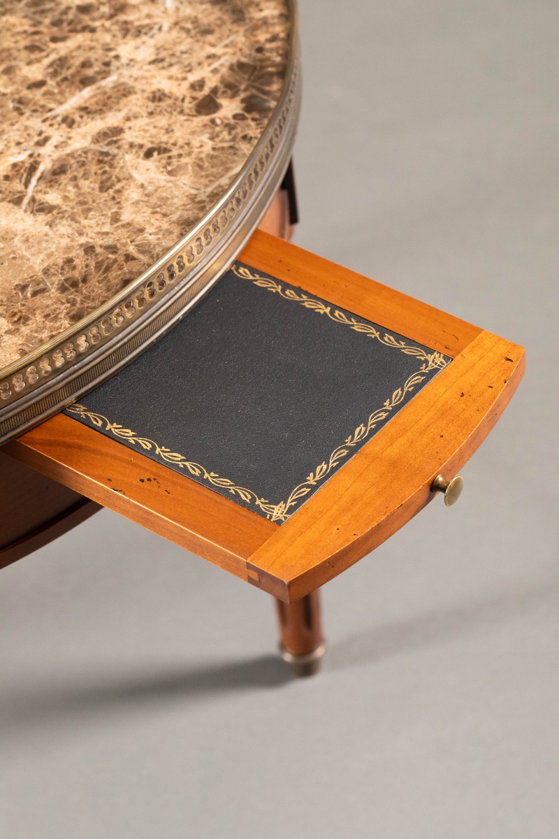Paire de tables bouillotte rondes style Louis XVI – acajou, marbre et galerie laiton-photo-4