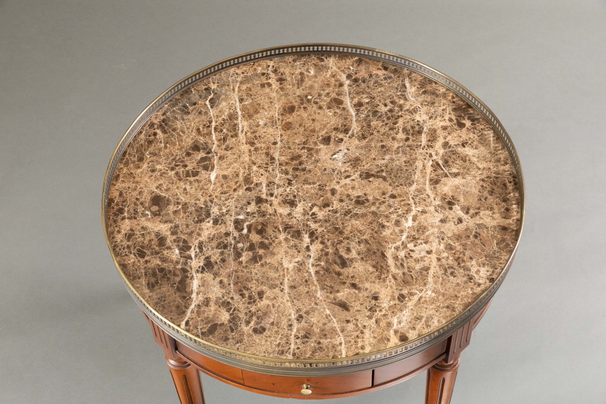 Paire de tables bouillotte rondes style Louis XVI – acajou, marbre et galerie laiton-photo-3
