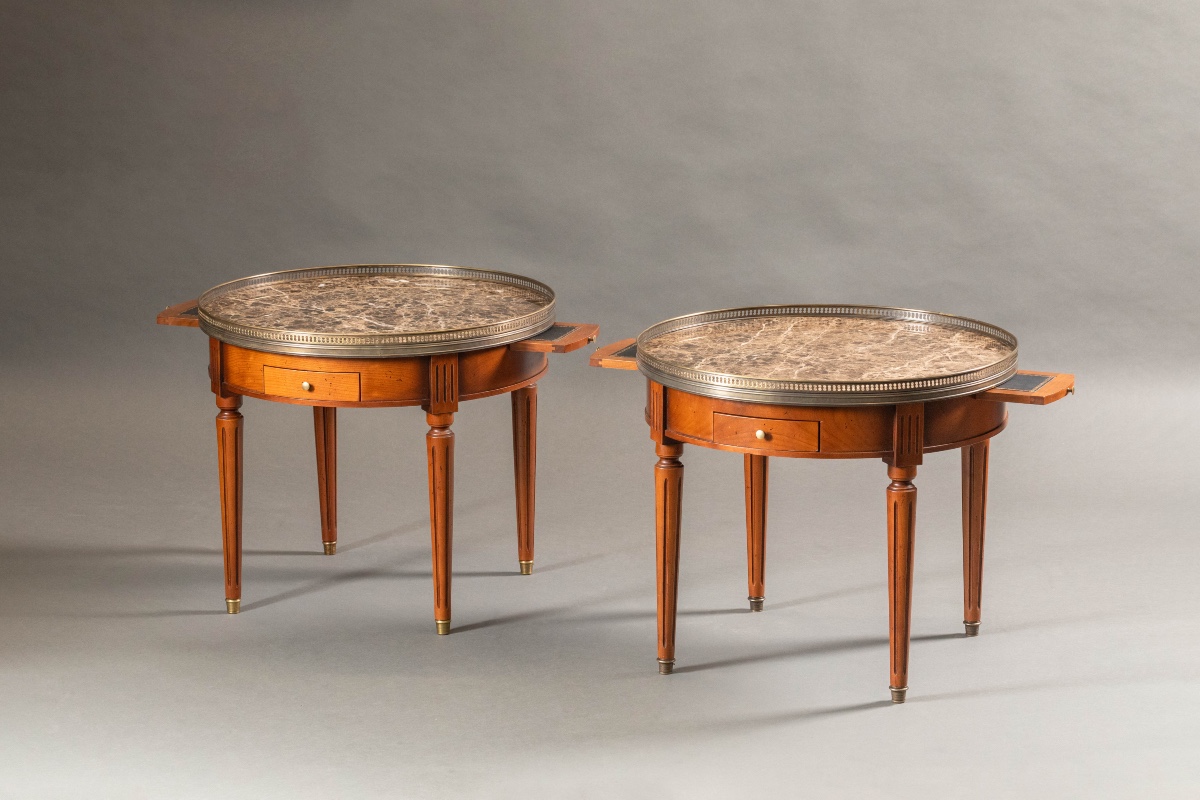 Paire de tables bouillotte rondes style Louis XVI – acajou, marbre et galerie laiton