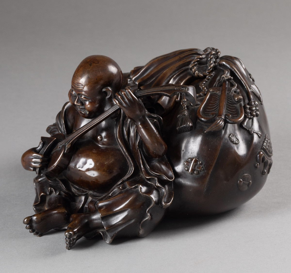 Charming Patinated Bronze Piece – Laughing Musician Figure With Lucky Bag – Asian Work