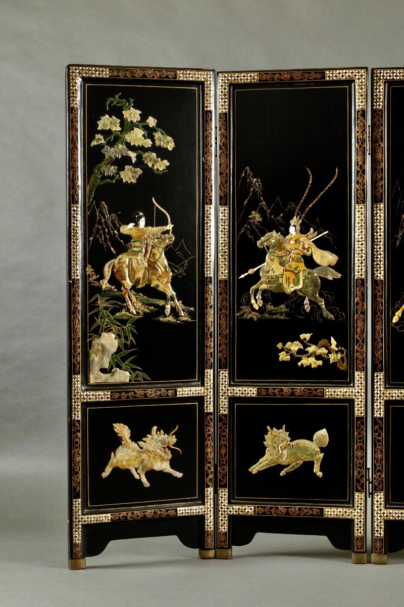 Paravent asiatique en laque noire, incrustations de nacre, scènes de cavaliers en relief – XXe -photo-2