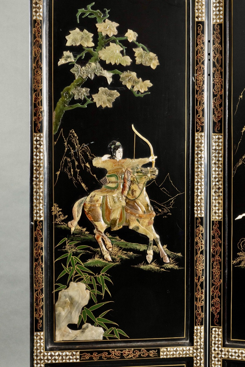Paravent asiatique en laque noire, incrustations de nacre, scènes de cavaliers en relief – XXe -photo-4