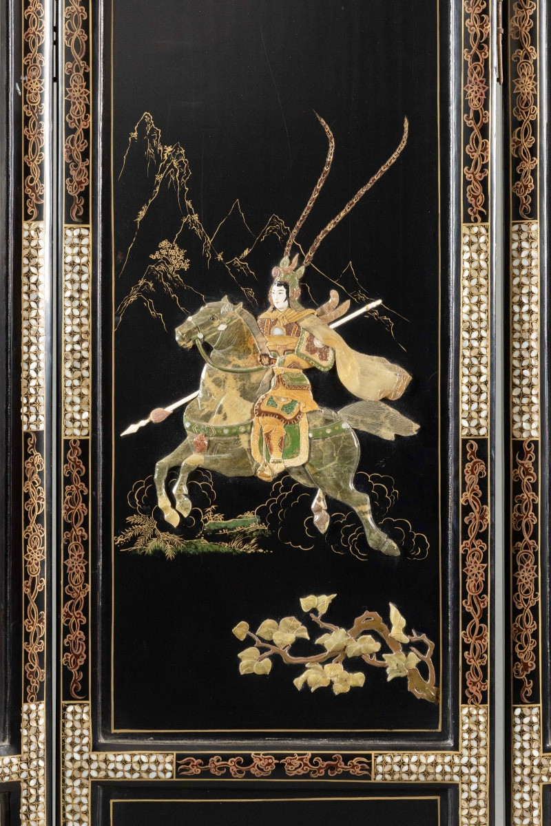 Paravent asiatique en laque noire, incrustations de nacre, scènes de cavaliers en relief – XXe -photo-1