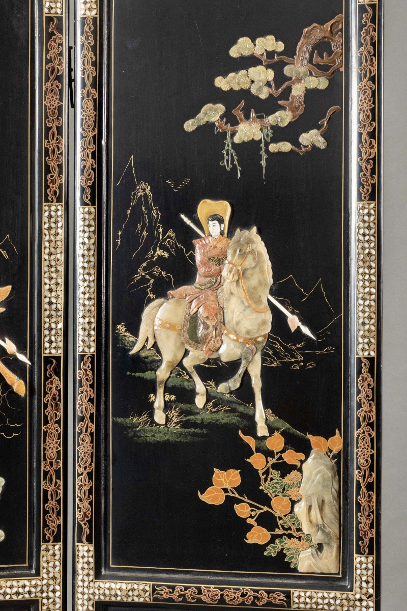 Paravent asiatique en laque noire, incrustations de nacre, scènes de cavaliers en relief – XXe -photo-3