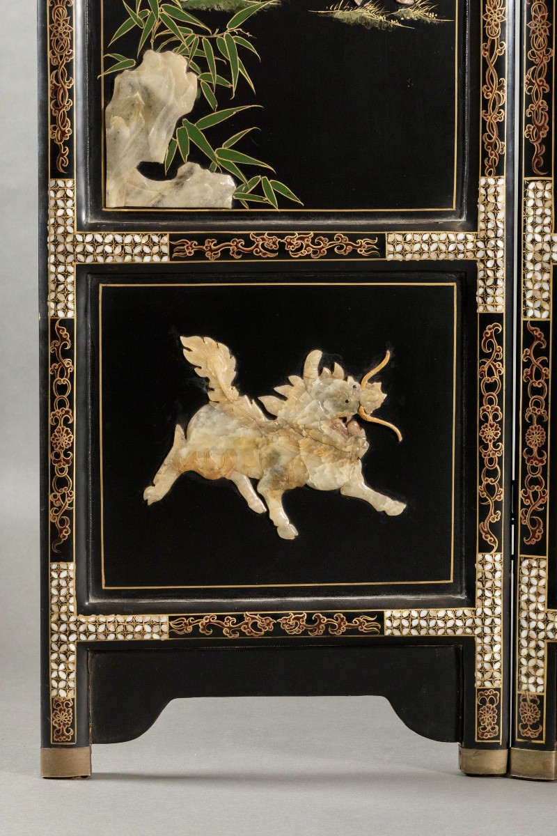 Paravent asiatique en laque noire, incrustations de nacre, scènes de cavaliers en relief – XXe -photo-4