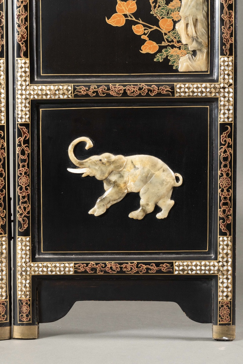 Paravent asiatique en laque noire, incrustations de nacre, scènes de cavaliers en relief – XXe -photo-5