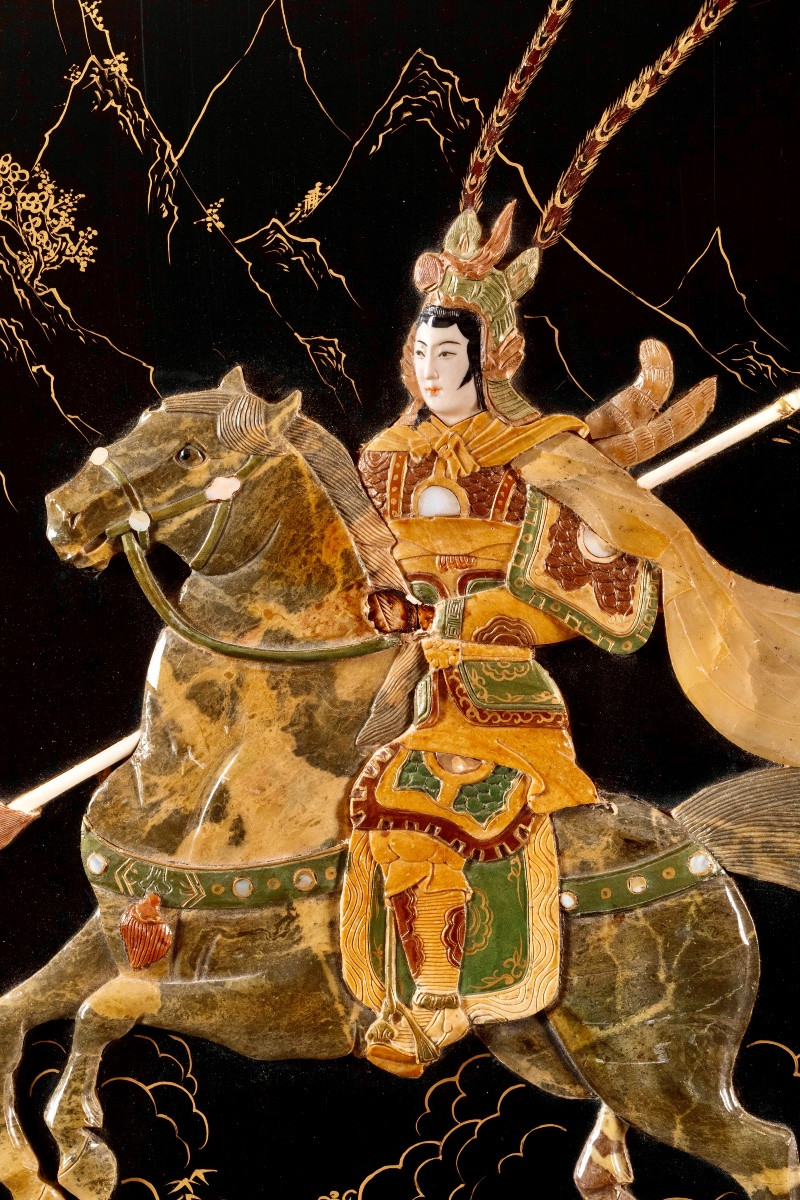 Paravent asiatique en laque noire, incrustations de nacre, scènes de cavaliers en relief – XXe -photo-6