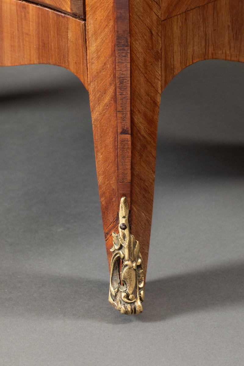 Pair Of Louis XV Style Curved Bedside Tables In Marquetry, Marble Top And Gilded Bronzes - 20th Century-photo-2
