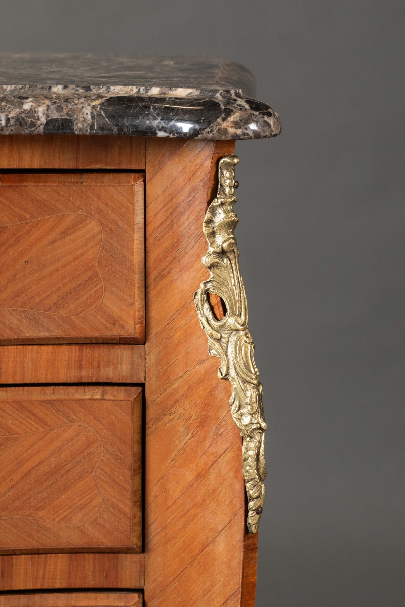 Pair Of Louis XV Style Curved Bedside Tables In Marquetry, Marble Top And Gilded Bronzes - 20th Century-photo-5