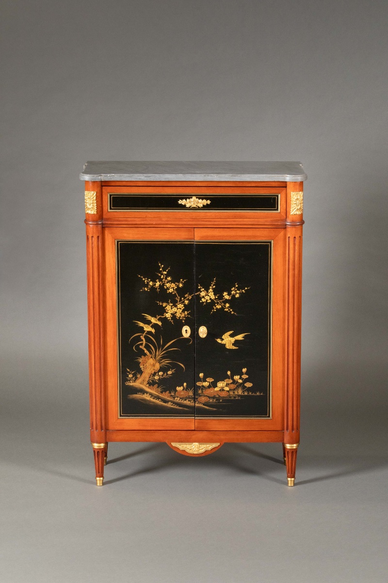 Élégant Meuble d’Appui Style Louis XVI Japonisant, Laque Noire et Décor Doré, Plateau Marbre-photo-2
