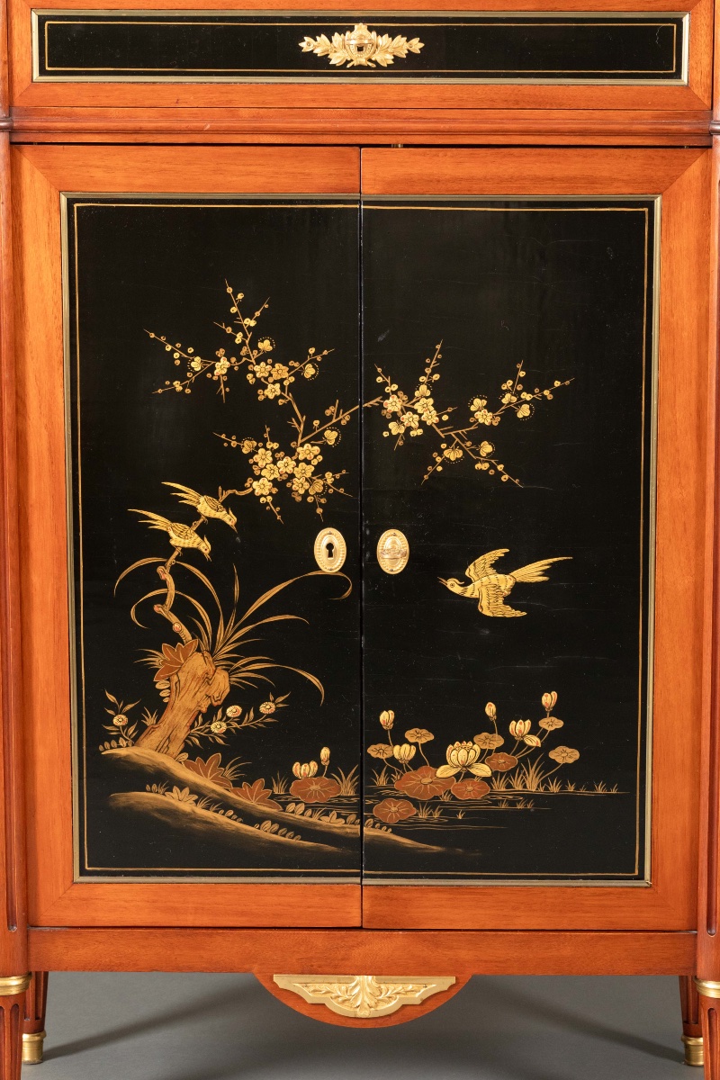 Élégant Meuble d’Appui Style Louis XVI Japonisant, Laque Noire et Décor Doré, Plateau Marbre-photo-3