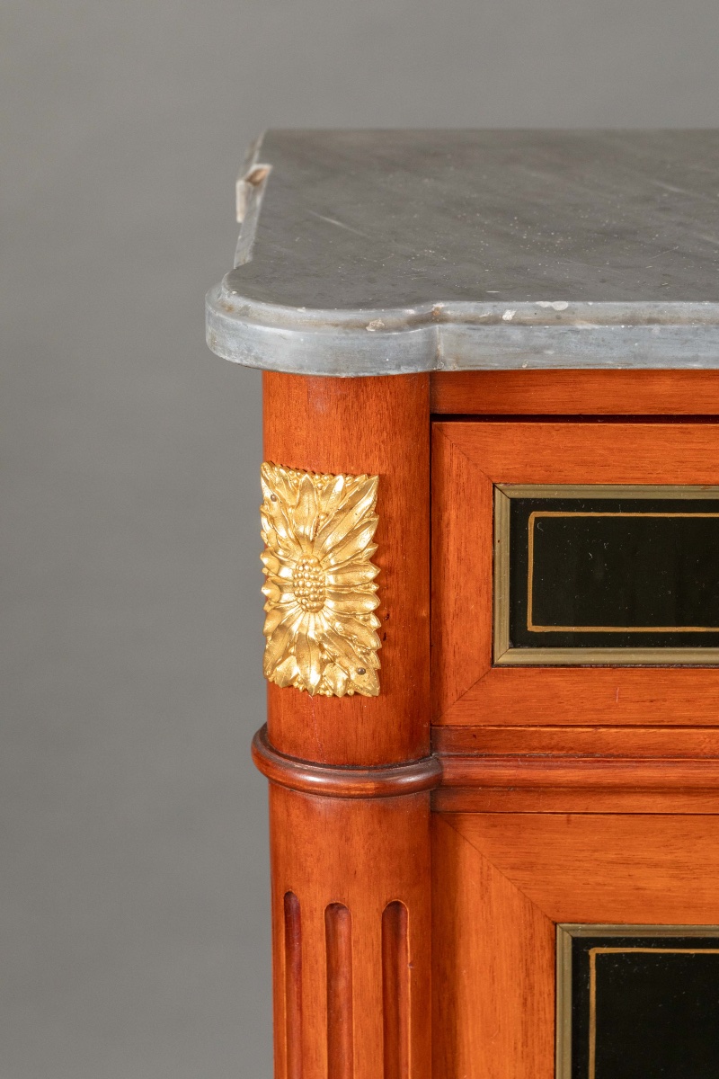 Élégant Meuble d’Appui Style Louis XVI Japonisant, Laque Noire et Décor Doré, Plateau Marbre-photo-4