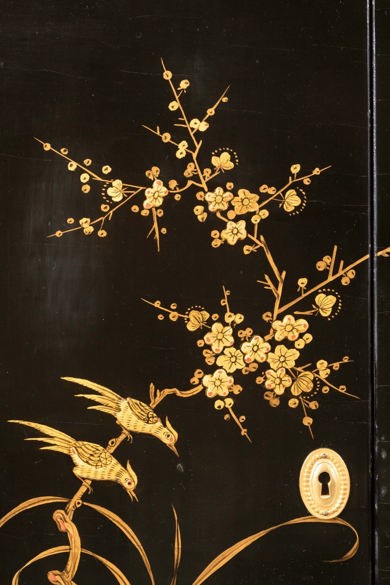 Élégant Meuble d’Appui Style Louis XVI Japonisant, Laque Noire et Décor Doré, Plateau Marbre-photo-2