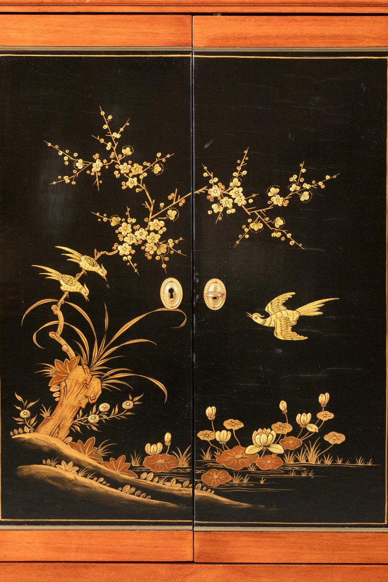 Élégant Meuble d’Appui Style Louis XVI Japonisant, Laque Noire et Décor Doré, Plateau Marbre-photo-3