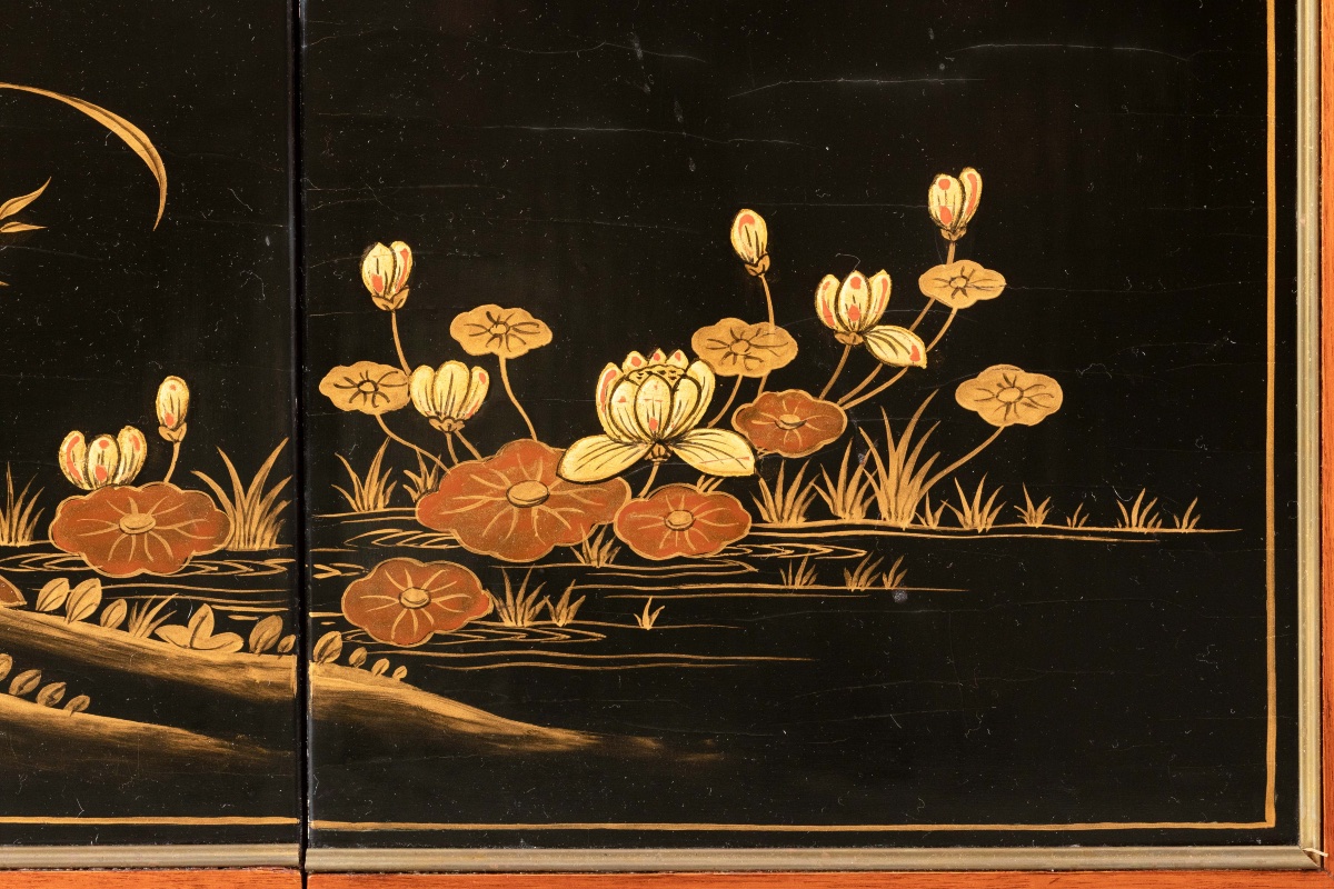 Élégant Meuble d’Appui Style Louis XVI Japonisant, Laque Noire et Décor Doré, Plateau Marbre-photo-4