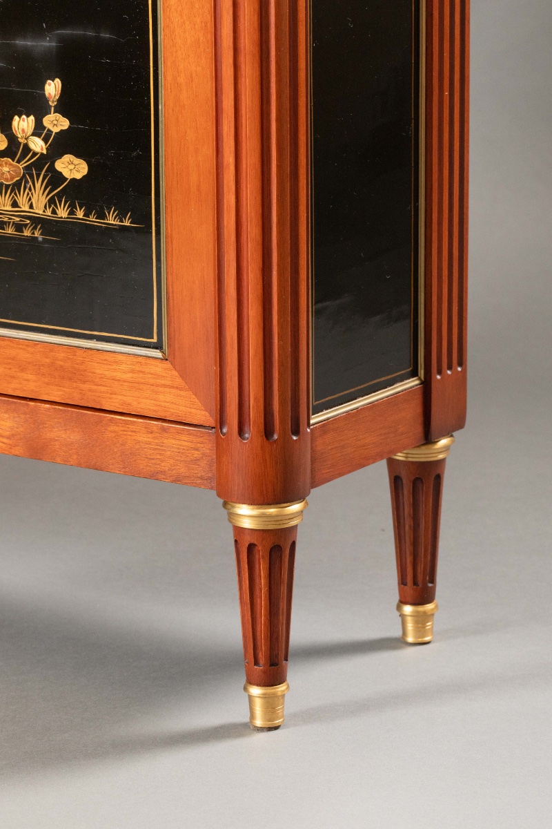 Élégant Meuble d’Appui Style Louis XVI Japonisant, Laque Noire et Décor Doré, Plateau Marbre-photo-7