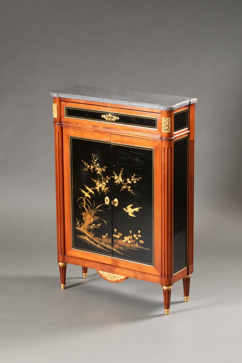 Élégant Meuble d’Appui Style Louis XVI Japonisant, Laque Noire et Décor Doré, Plateau Marbre