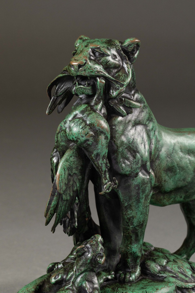 Auguste CAIN (1821-1894), D'après "Lionne apportant un paon à ses deux lionceaux"-photo-1