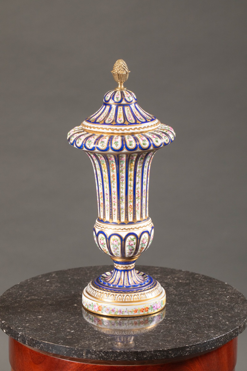 Vase couvert en porcelaine à décor polychrome et or, dans le goût de Sèvres, XIXe siècle-photo-2