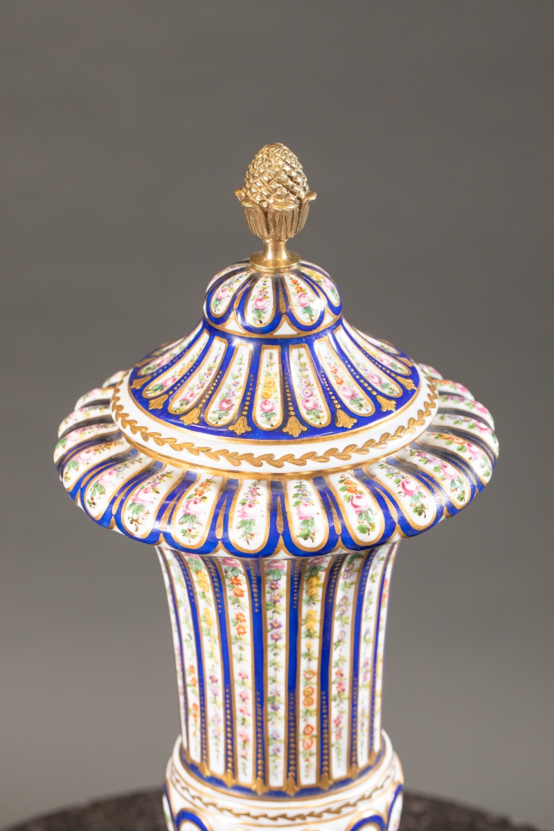 Vase couvert en porcelaine à décor polychrome et or, dans le goût de Sèvres, XIXe siècle-photo-3