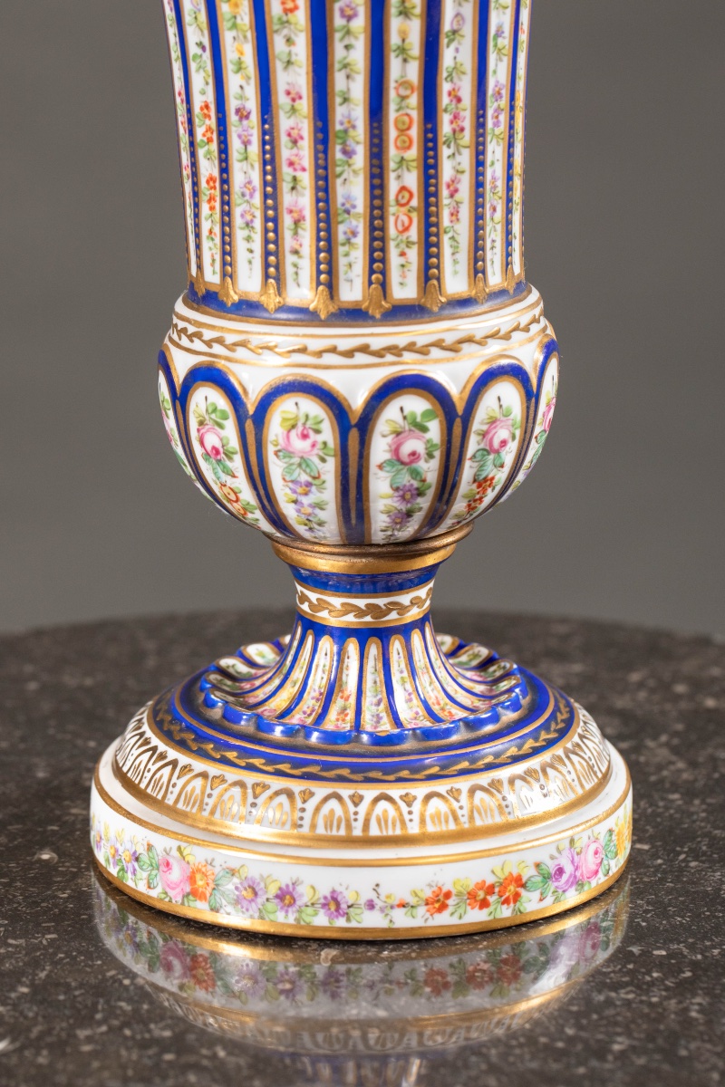 Vase couvert en porcelaine à décor polychrome et or, dans le goût de Sèvres, XIXe siècle-photo-4