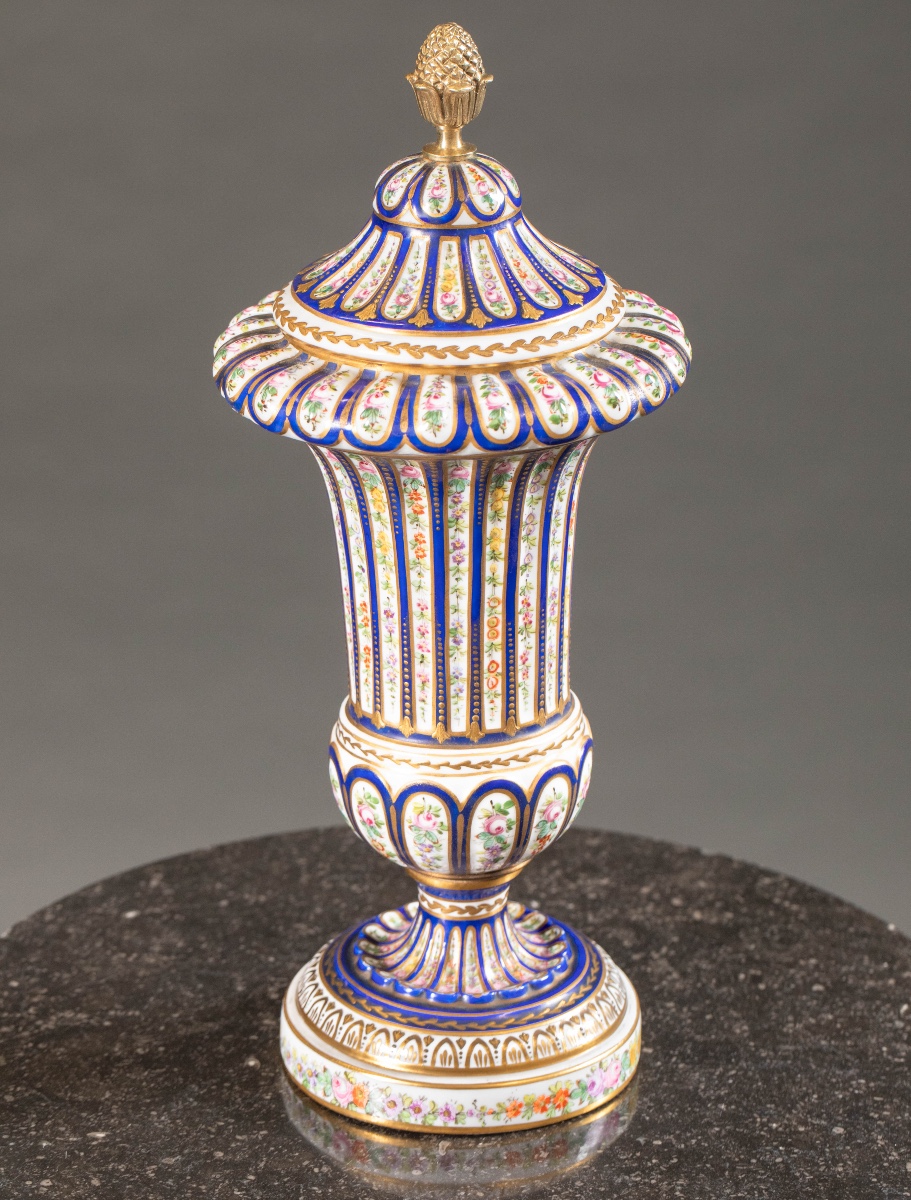 Vase couvert en porcelaine à décor polychrome et or, dans le goût de Sèvres, XIXe siècle
