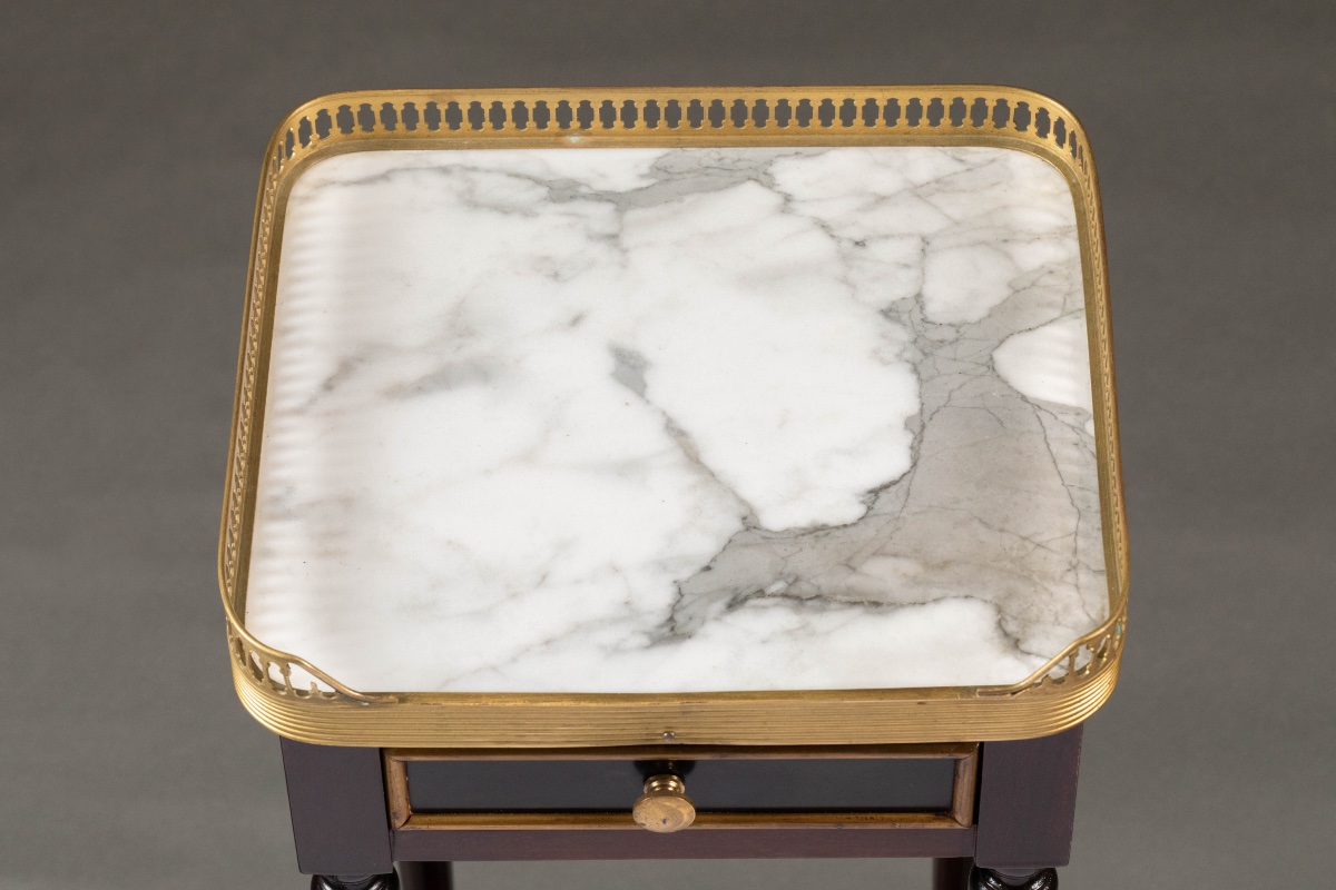 Paire de tables de chevet de style LXVI en acajou -photo-1