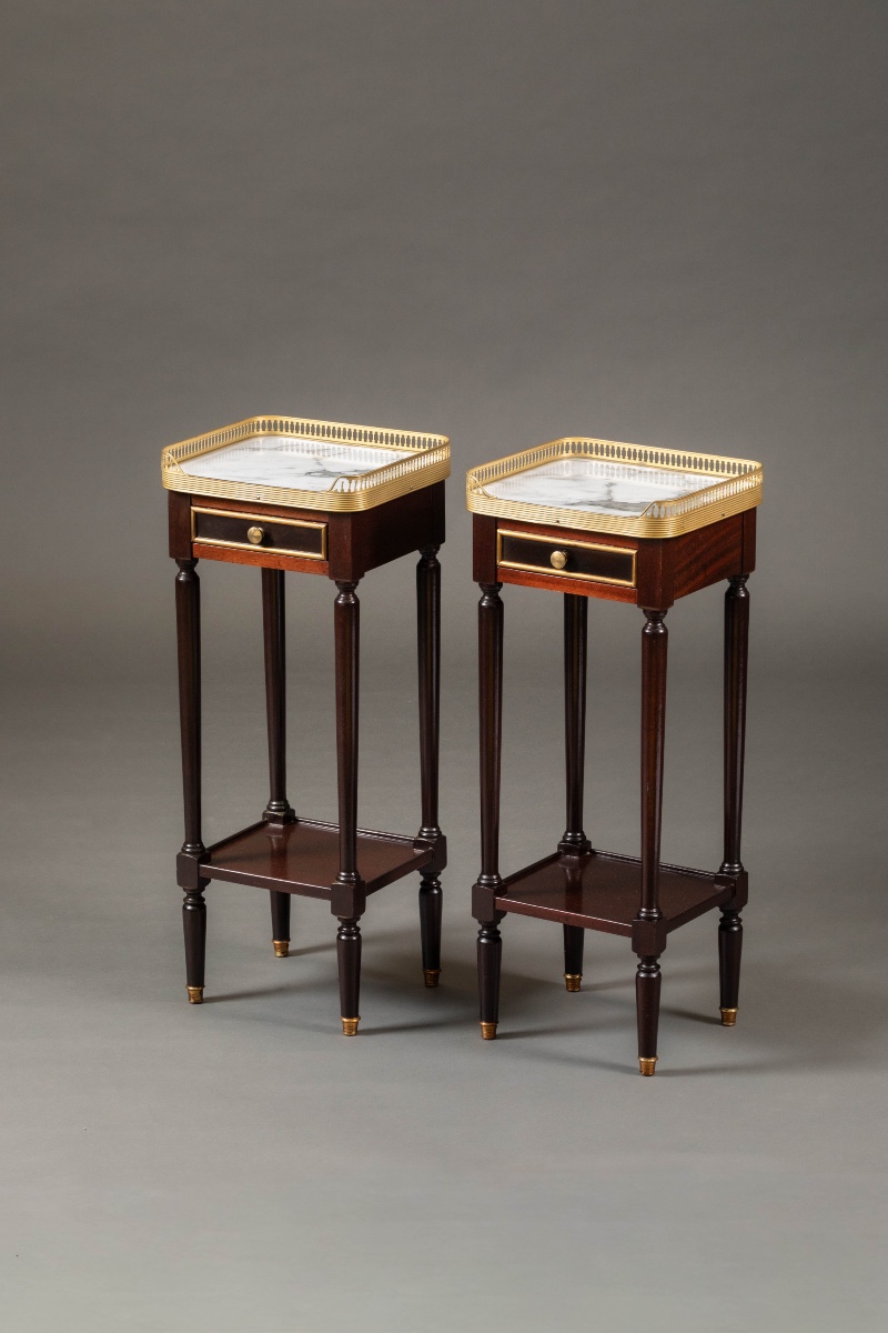 Paire de tables de chevet de style LXVI en acajou 