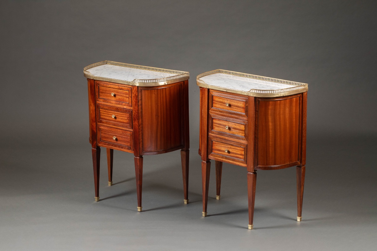 Paire de chevets demi-lune de style Louis XVI -photo-2