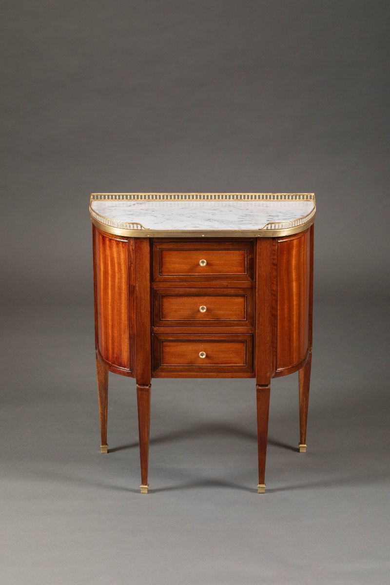 Paire de chevets demi-lune de style Louis XVI -photo-3