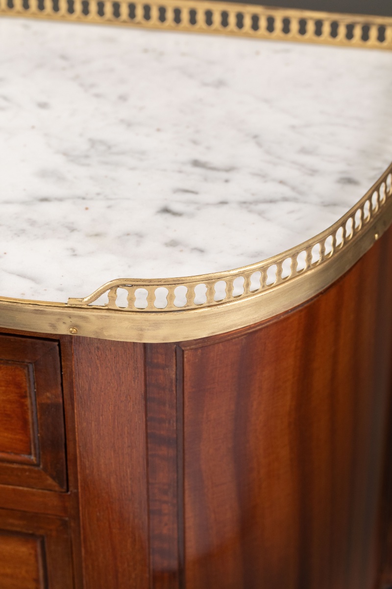 Paire de chevets demi-lune de style Louis XVI -photo-4