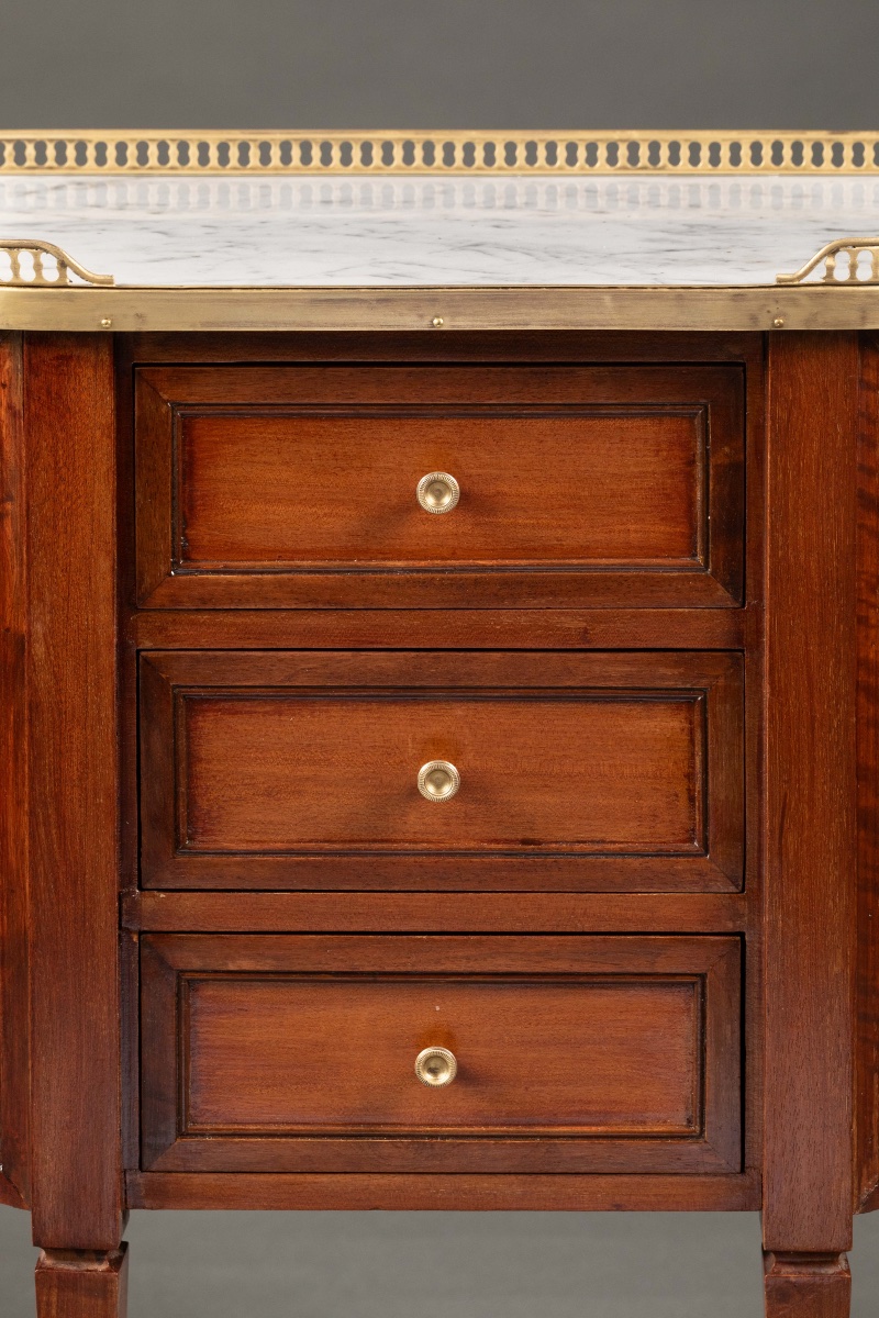 Paire de chevets demi-lune de style Louis XVI -photo-1