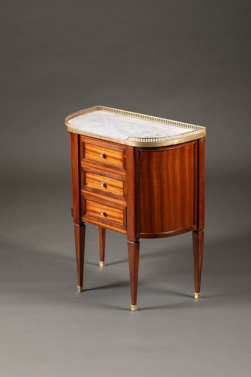 Paire de chevets demi-lune de style Louis XVI -photo-2