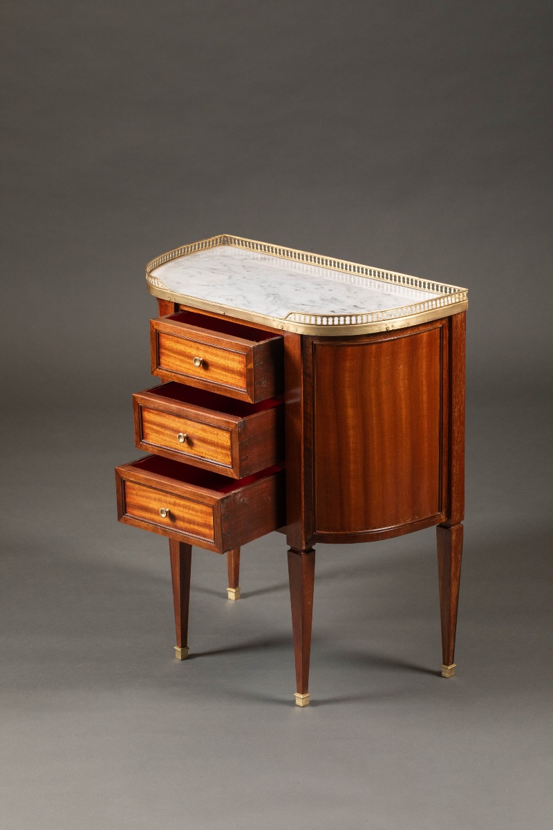 Paire de chevets demi-lune de style Louis XVI -photo-3
