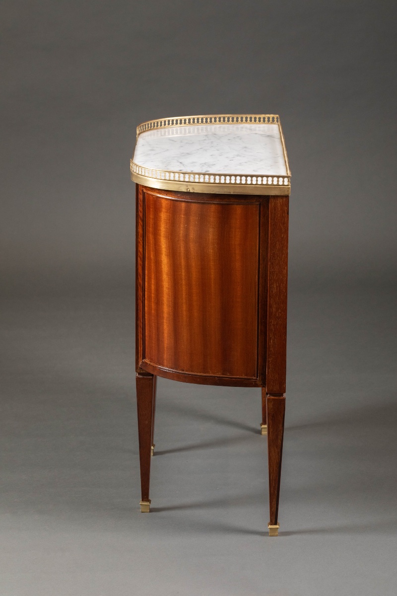 Paire de chevets demi-lune de style Louis XVI -photo-5