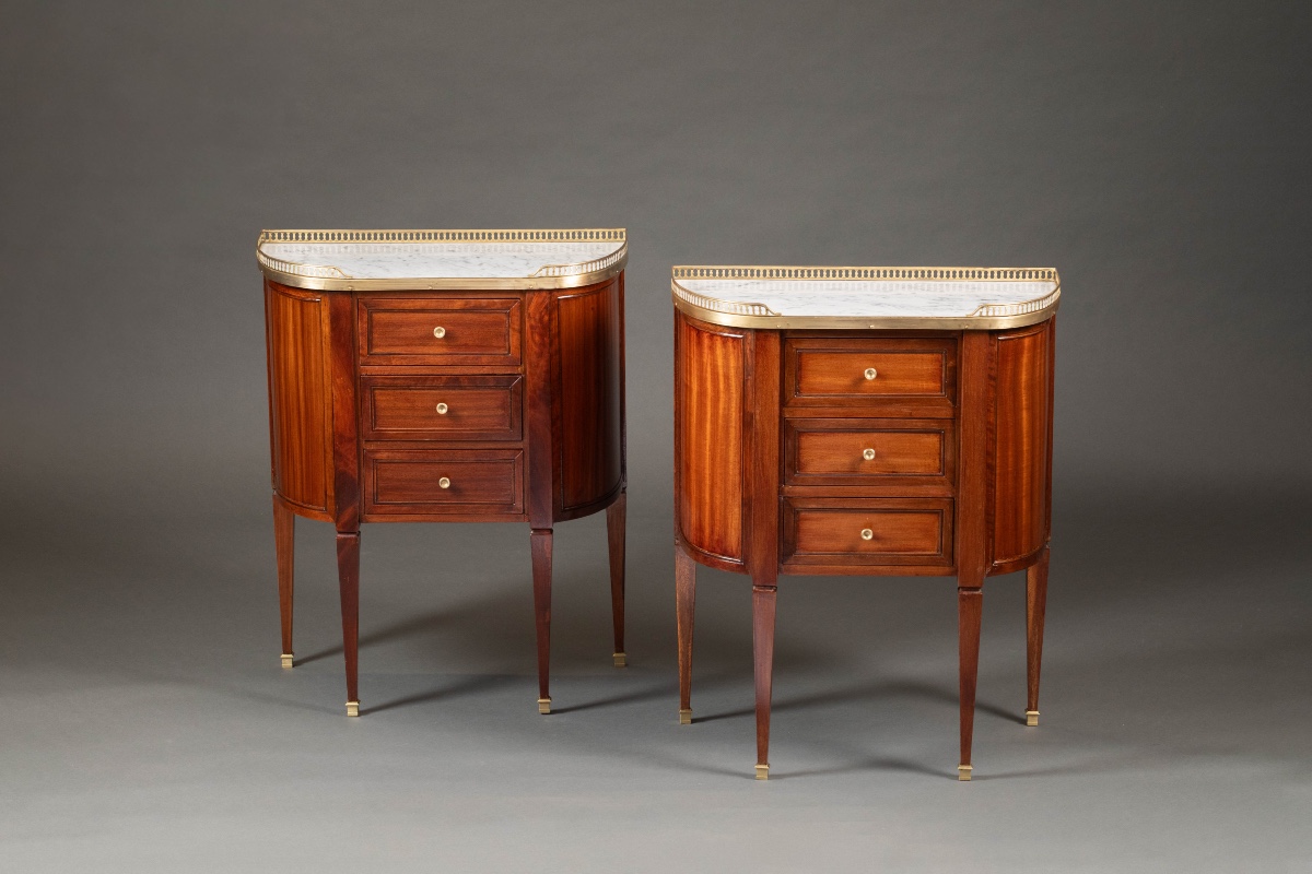 Paire de chevets demi-lune de style Louis XVI 