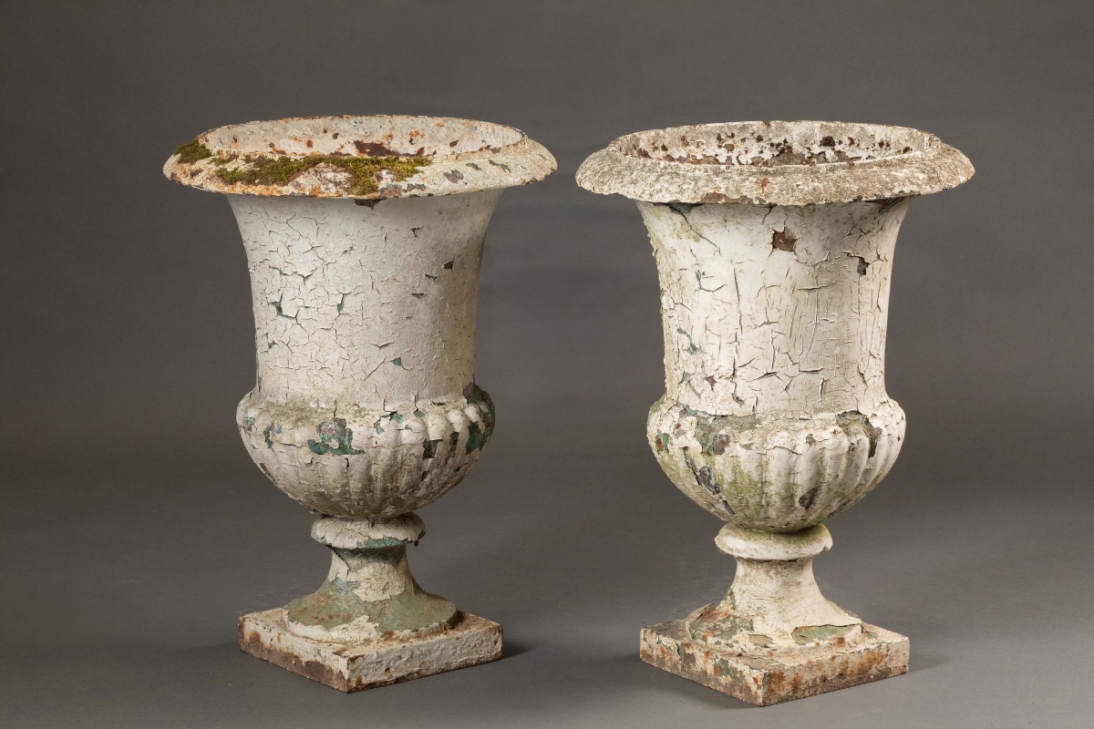 Paire de grands vases Médicis en fonte peinte – XIXe