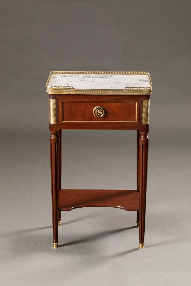 Paire de tables de chevet de style Louis XVI en acajou, marbre et bronze doré, XXe siècle-photo-2