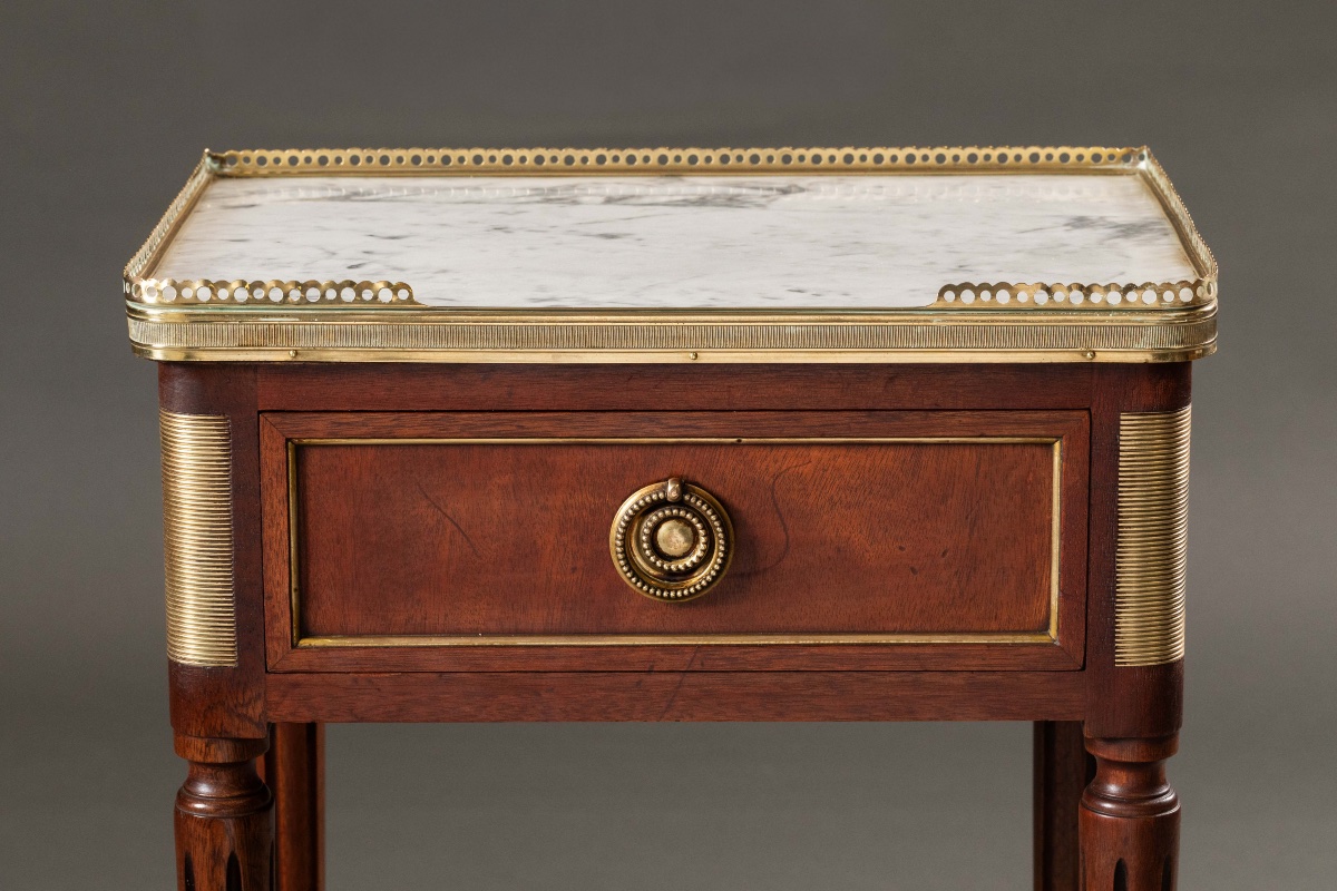 Paire de tables de chevet de style Louis XVI en acajou, marbre et bronze doré, XXe siècle-photo-3