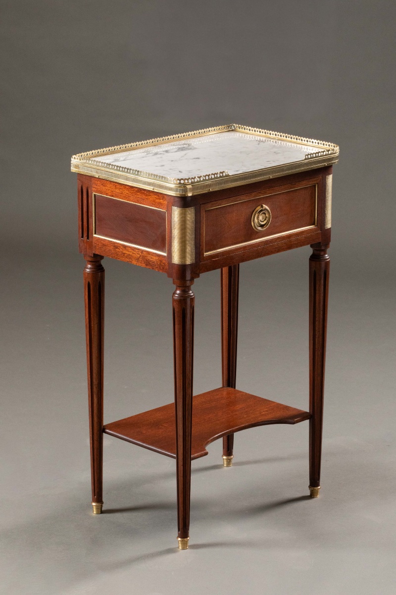 Paire de tables de chevet de style Louis XVI en acajou, marbre et bronze doré, XXe siècle-photo-1