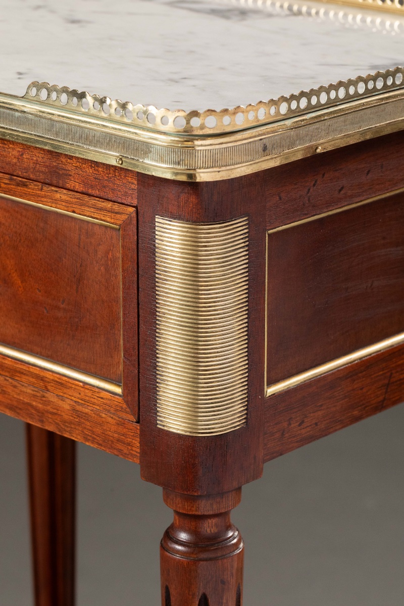 Paire de tables de chevet de style Louis XVI en acajou, marbre et bronze doré, XXe siècle-photo-5