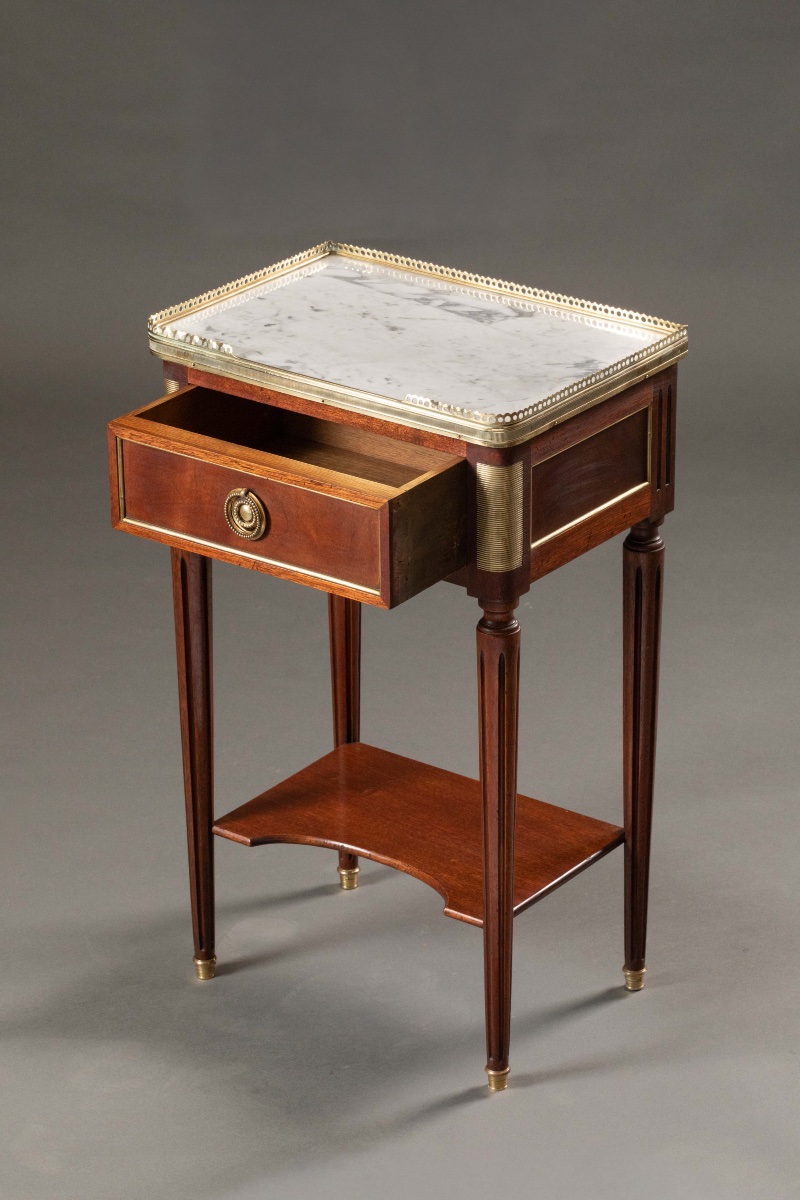 Paire de tables de chevet de style Louis XVI en acajou, marbre et bronze doré, XXe siècle-photo-7