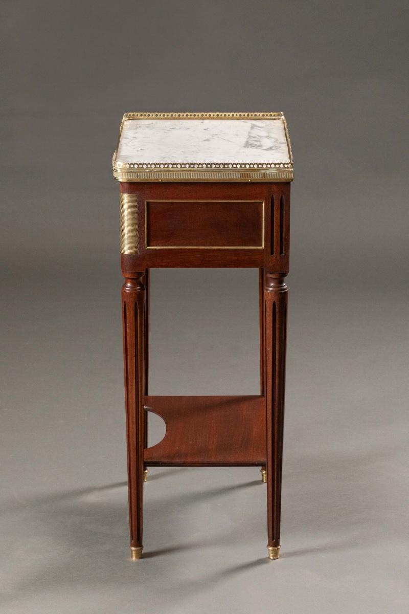 Paire de tables de chevet de style Louis XVI en acajou, marbre et bronze doré, XXe siècle-photo-8