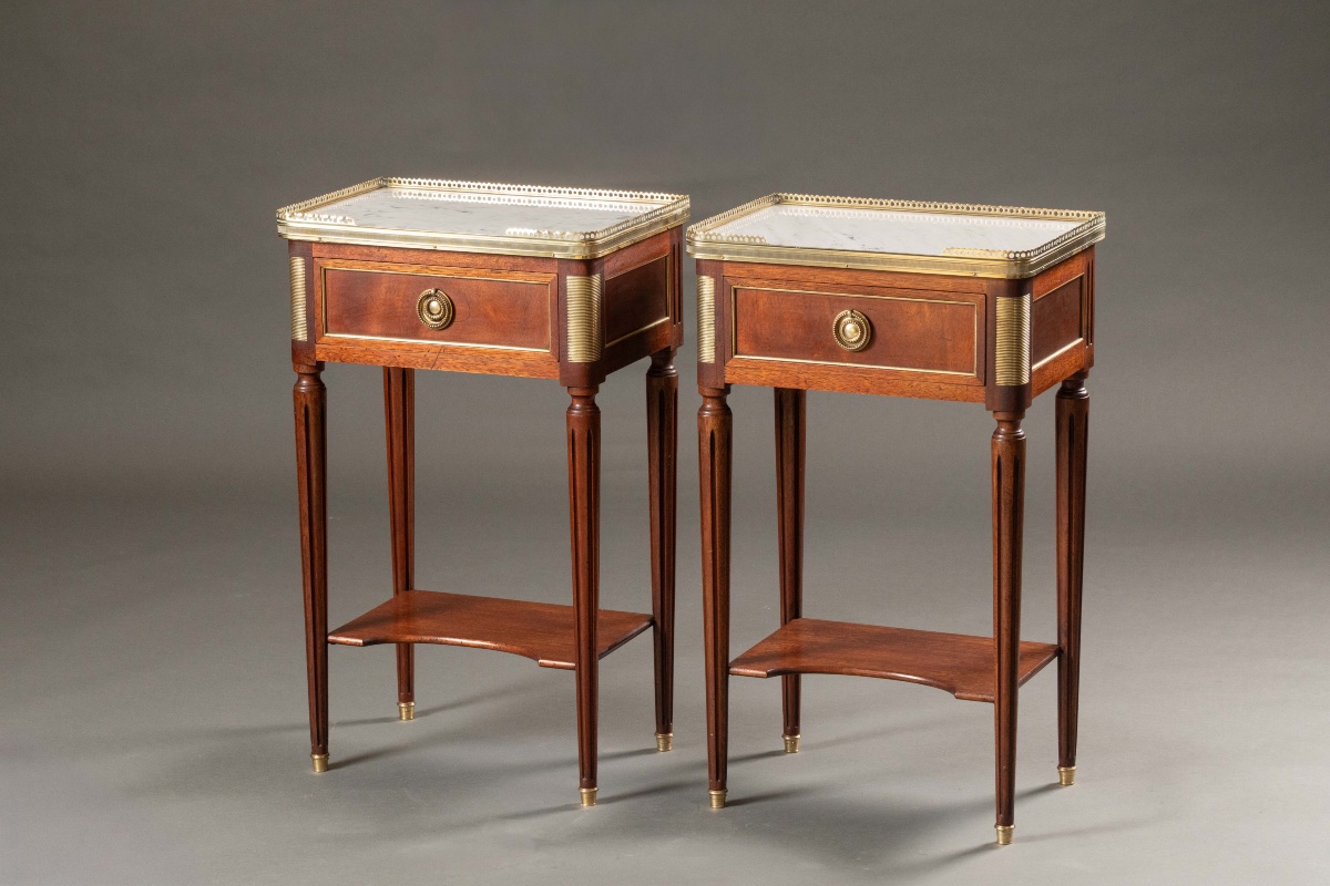 Paire de tables de chevet de style Louis XVI en acajou, marbre et bronze doré, XXe siècle