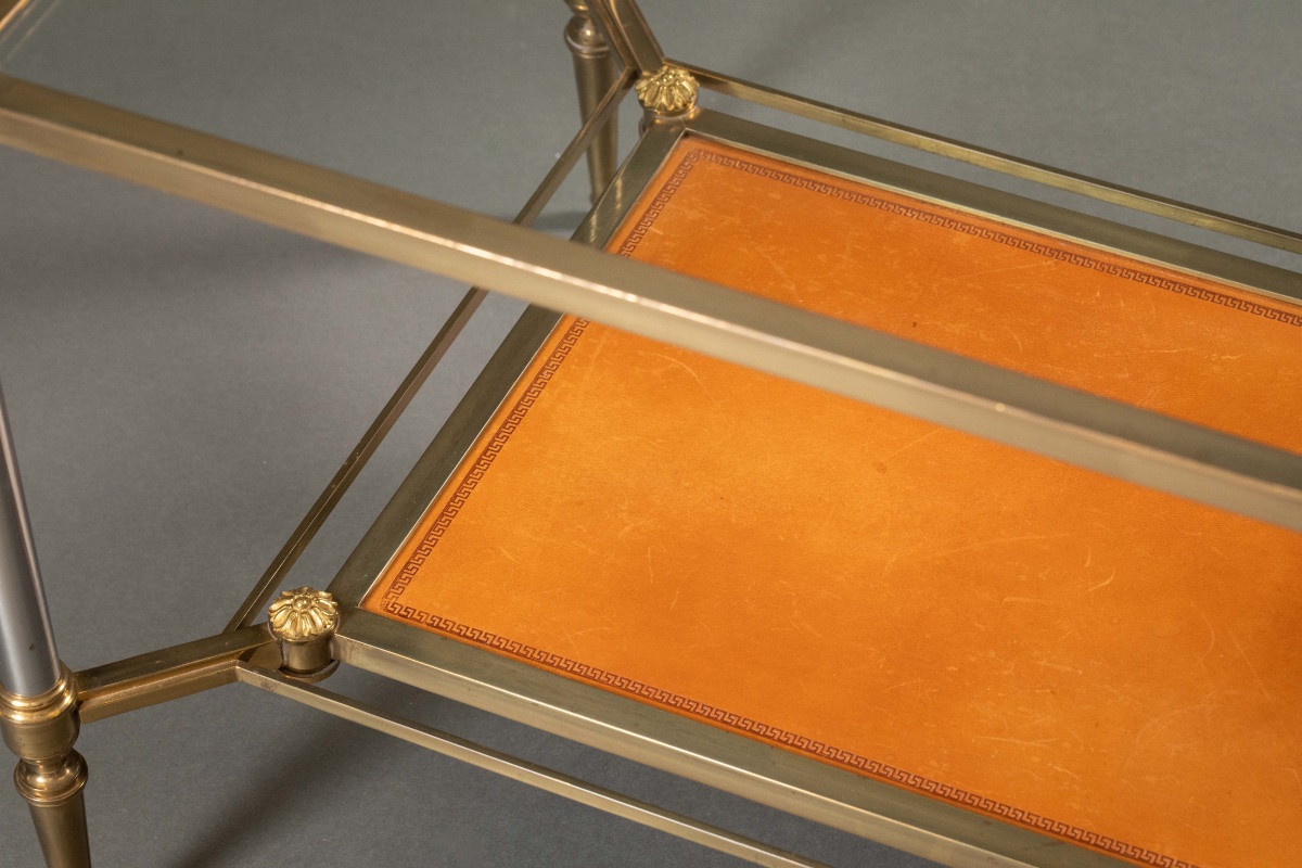Table basse néoclassique en laiton, métal brossé, verre et cuir – vers 1970-photo-5