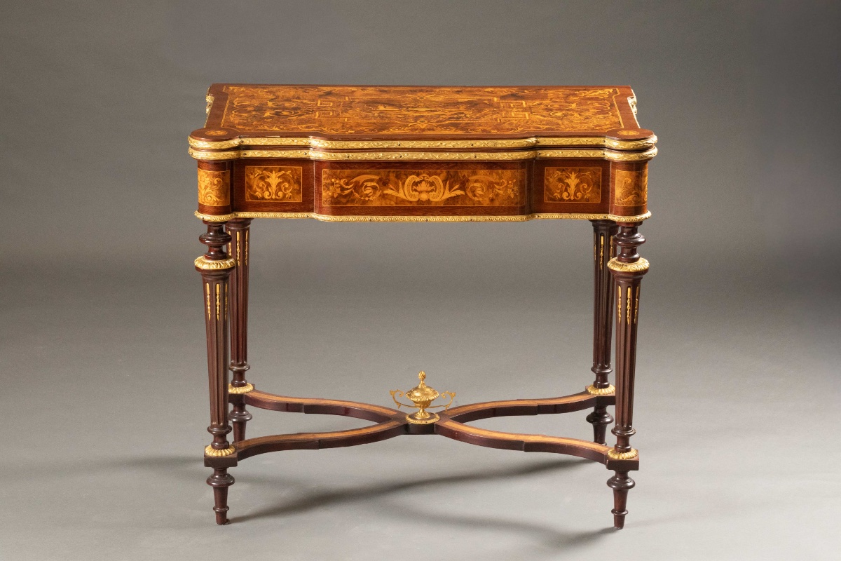Table à jeux de style Napoléon III en marqueterie, début du XXe siècle