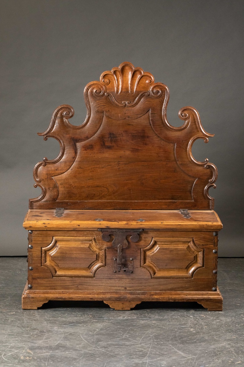 Coffre en noyer à dossier baroque, travail régional, XVIIIe-XIXe siècles