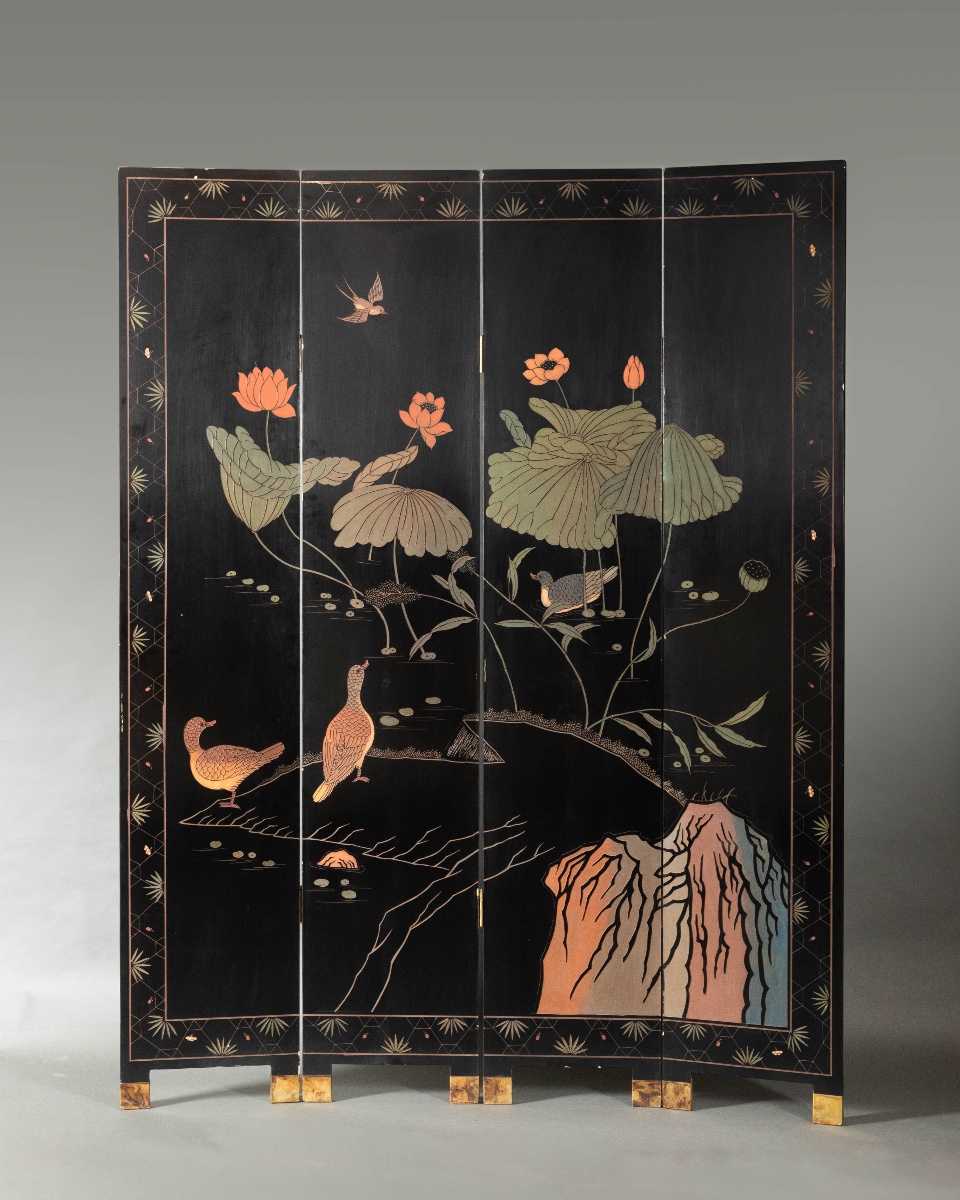 Grand paravent chinois à quatre feuilles en laque noire et fond or – Hong Kong, vers 1970-photo-1