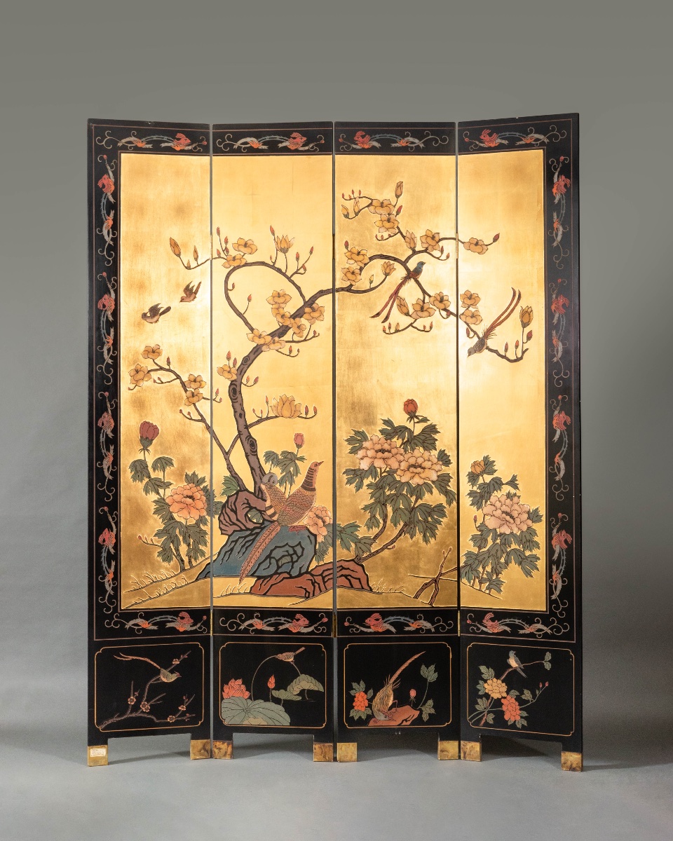 Grand paravent chinois à quatre feuilles en laque noire et fond or – Hong Kong, vers 1970