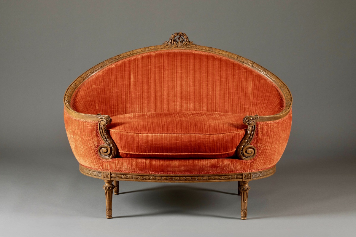 Canapé corbeille de style Louis XVI en bois sculpté, velours rouge corail – XIXe siècl